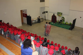 Alunos durante uma peça de teatro
