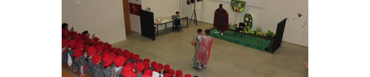 Alunos durante uma peça de teatro