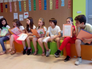 Alunos do 4º ano a lerem seus contos.