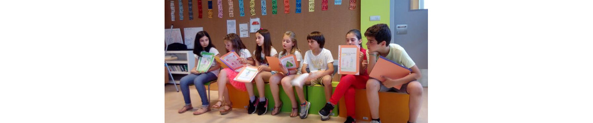 Alunos do 4º ano a lerem seus contos.