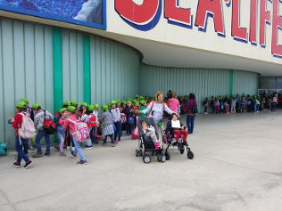 Alunos na entrada do Sea Life