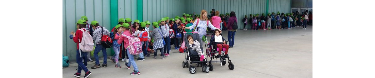 Alunos na entrada do Sea Life