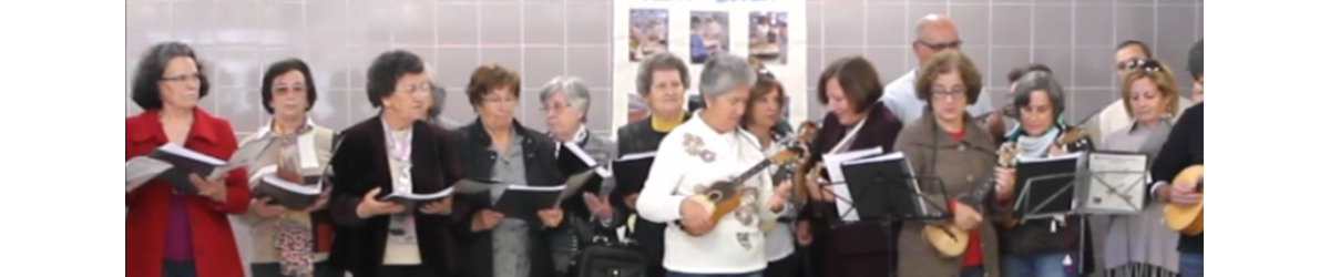 O grupo coral em ação.
