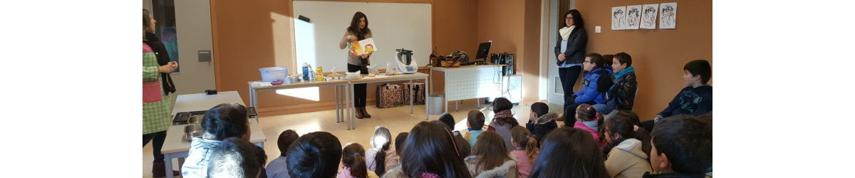 A professora Marta fala com os alunos.